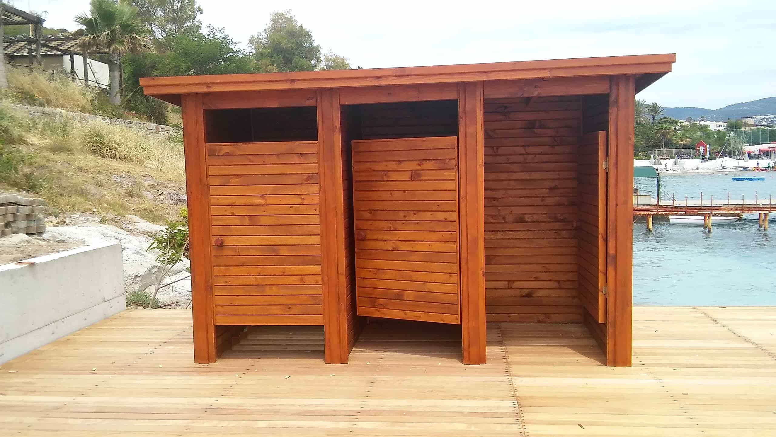 3 ODALI AHŞAP SOYUNMA KABİNİ AHŞAP SOYUNMA KABİNİ AHŞAP DUŞ KABİNİ AHŞAP WC TUVALET KABİNİ HAVUZ BAŞI SOYUNMA KABİNİ DENİZ KENARI SOYUNMA DUŞ KABİNİ MARİNA KULÜBESİ